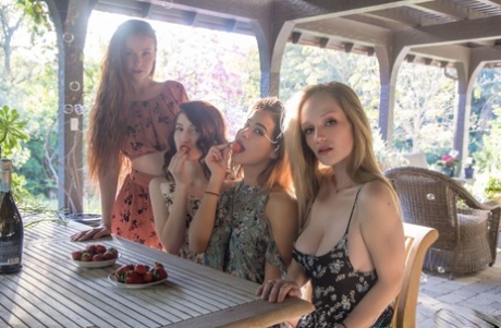 Quatro raparigas deslumbrantes passam um tempo doce com mamas inigualáveis no terraço acolhedor