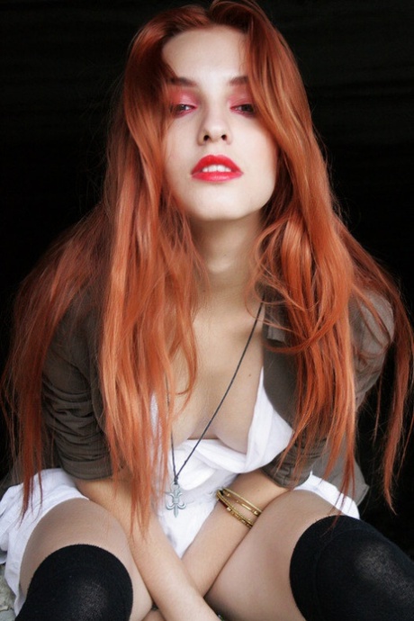 撩人的性感红发女郎 Kira W 在情色户外脱衣舞中抚摸天然乳房