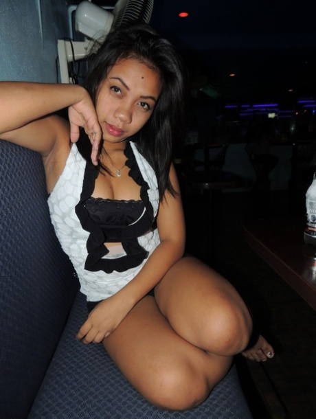 Filippinsk första gången suger av en besökande sexturist i ett motellrum