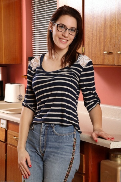 Nerdy housewife Alice Hodges bares her big naturals and bush in the kitchen