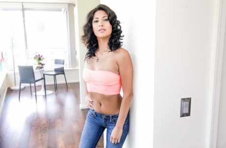 Sexy brunette Jade Jantzen skreller av trange jeans for nærbilde POV cock ride