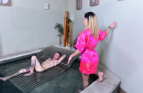Brzydka shemale masażystka Natalia Castro zaskakuje swojego klienta wielkim kutasem