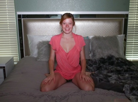 Uśmiechnięta rudowłosa Mia Collins naprawdę angażuje się w tę kombinację obciągania / handjob POV