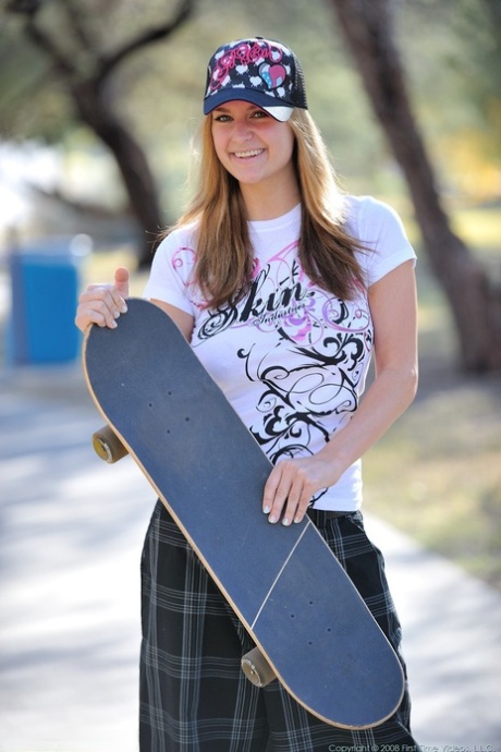 Chica Sk8er expone sus grandes tetas naturales en patio de colegio