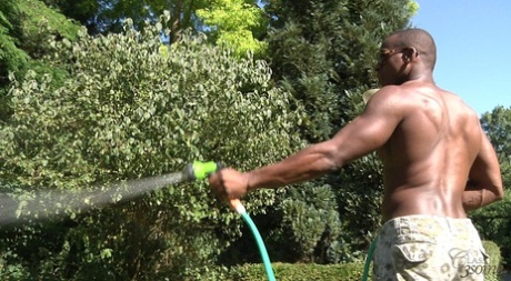 Hons aficionados toman el sol antes de tomar una gran polla negra de un jardinero