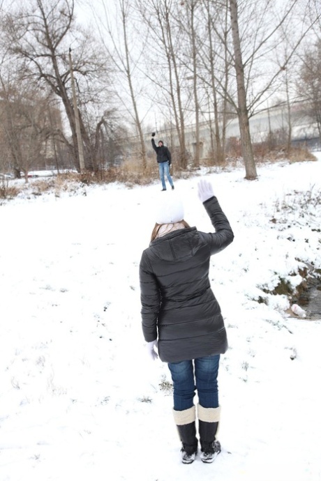 Rondborstige tiener vriendin Jenny N geniet van een sneeuwballengevecht in de slaapkamer