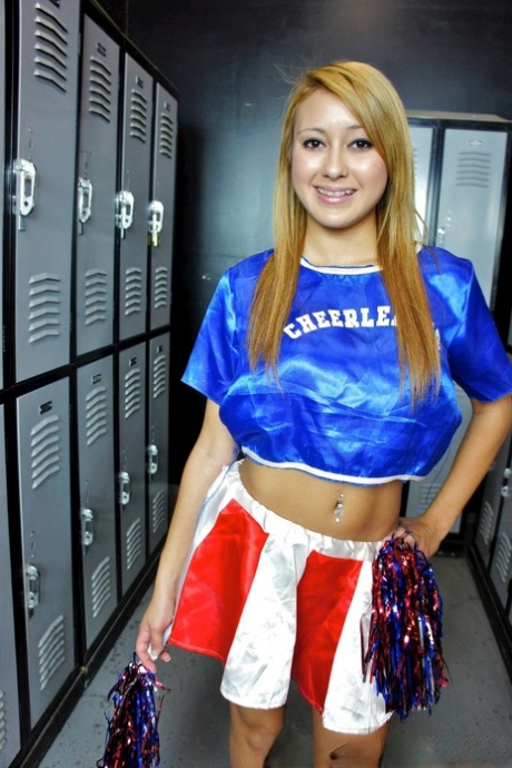 Rubia cheerleader con bonita pequeño tetitas gets follada en locker habitación por coach