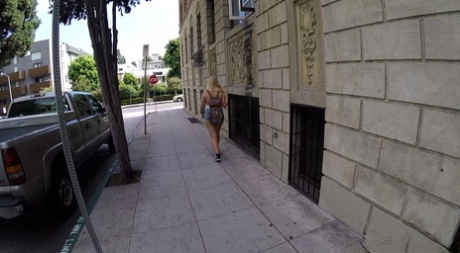 Den pratsamma blondinen Melissa May raggas upp på gatan i Los Angeles och knullas