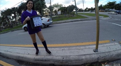 Latina med store bryster Ada Sanchez samlet op på gaden og kneppet i bilen