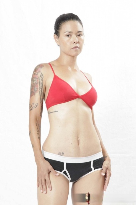 Asiatische reife Dana Vespoli zeigt ihre gefälschten Titten und zeigt ihre Boxfähigkeiten