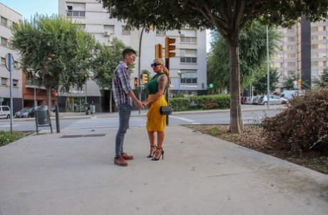 Alexa Blun embrasse un homme au hasard dans la rue.