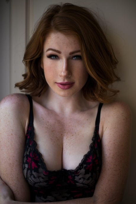 Abigale Mandler, a peituda em destaque, posa nua de corpo perfeito na montra