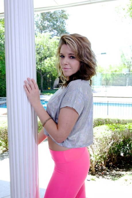 Sød teenager Summer Lace trækker spandexbukserne ned for at vise sin store bagdel udendørs