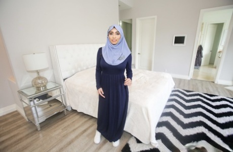 Charmante Araberin spreizt die Beine, um ihre Muschi zu zeigen, während sie einen Hidschab trägt