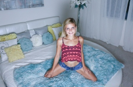 Cute kleine Teen Madison Hart leckt großen Schwanz auf ihrem Bett in erotischen POV Blowjob