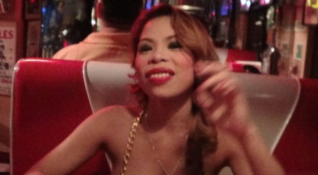 Den stormundede asiatiske festpige Amanda poserer med sine smukke store bryster blottede