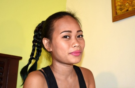 Lille filippinsk kvinde viser sin hårløse fisse frem for første gang