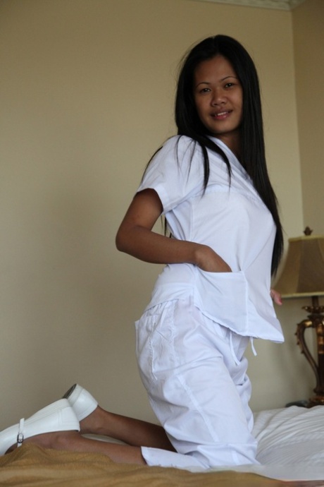 Seksowna młoda filipińska pielęgniarka Joanna zdejmuje spodnie mundurowe, aby pokazać swoją przystrzyżoną cipkę