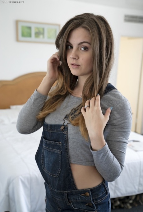 Entzückender Teenager Devon Green zieht ihre Shorts aus, um süßen Arsch auf dem Bett zu zeigen