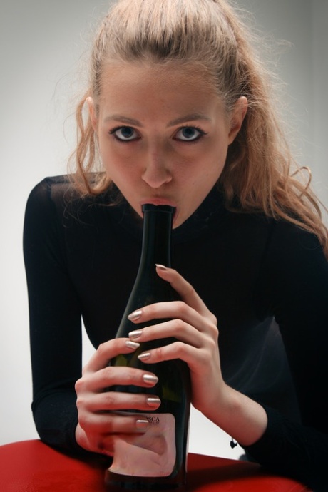 La bionda Areana Fox si infila una bottiglia di vino nella figa indossando un bodystocking