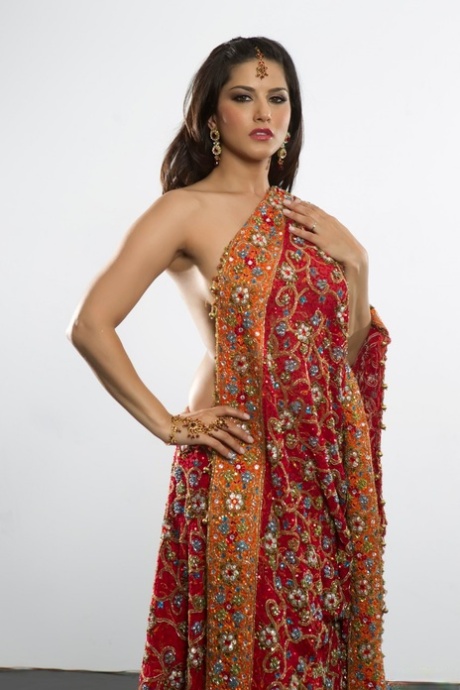 美丽的印度公主桑妮-莱昂（Sunny Leone）赤裸上身，露出性感美胸