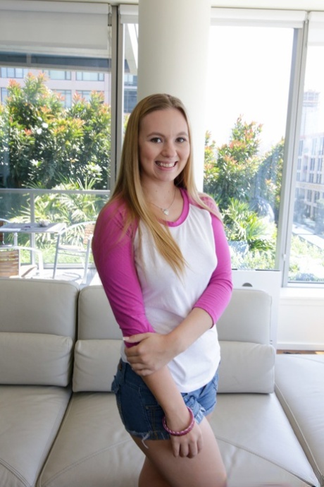 Grote kont tiener Tiffany Kohl gets een groot load van heet sperma op haar poxy buit