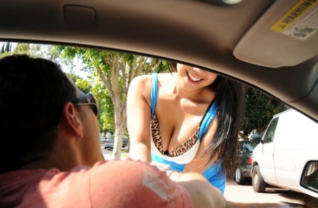 Kya Tropic, la belle asiatique, libère ses gros seins naturels pour un after bang cumshot