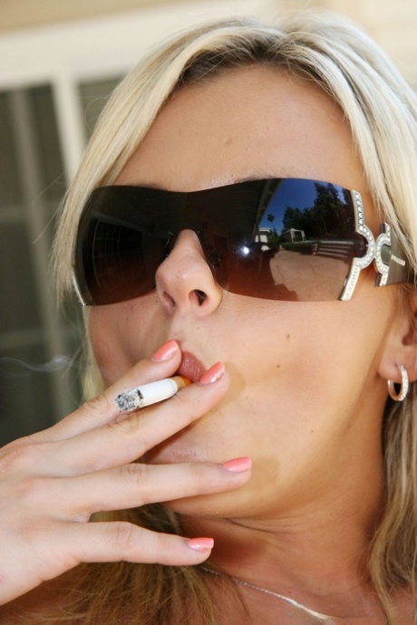 Liten blondin med naturliga bröst Bree Olson röker och onanerar utomhus