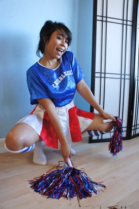 Den søde asiatiske cheerleader May Lee knepper to holdmedlemmer i sin uniform