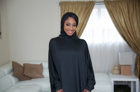 Krásná ebenová žena v hidžábu Lala Ivey se blýskne středně velkými prsy a roztáhne nohy
