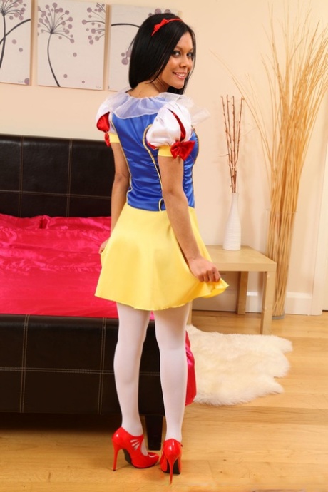 Ashleigh Clare, en costume de Blanche-Neige, se déshabille et pose seins nus en collants.