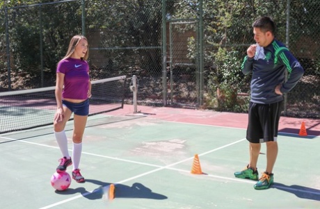 Rondborstige Amerikaanse tiener Kimber Lee berijdt de dikke lul van haar voetbalcoach