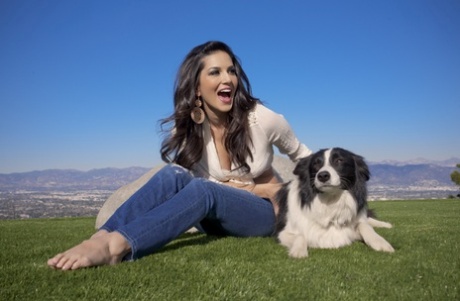 La hermosa MILF Sunny Leone se burla de su escote en jeans ajustados al aire libre