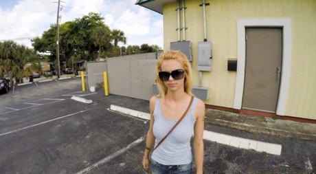 Den tynde blonde tøs Lilli Dixon tager imod kontanter for blowjob og kusseknepning på parkeringspladsen