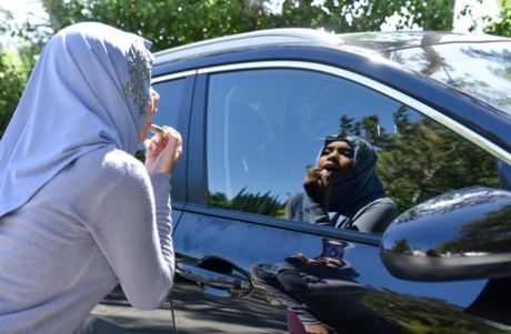 Девушка с Ближнего Востока Аалия Хадид занимается хардкорным сексом в хиджабе