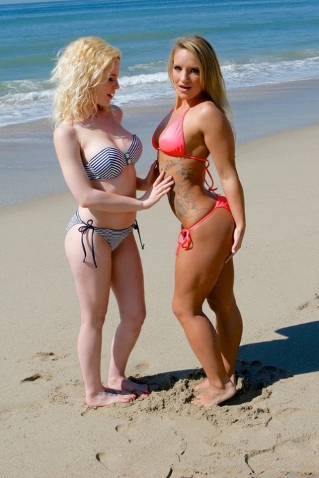 Super seksowne blondynki Catie i Cali Cassidy pieszczą się i całują boso na plaży