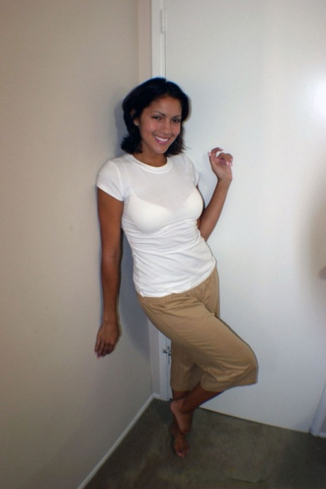Lusty Latina Monique Taylor gibt POV Kopf & lächelt hell mit einer Gesichtsbehandlung