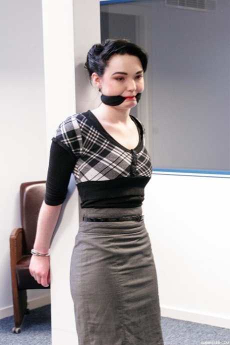 Submissive kurzhaarige Cutie Lilly wird im Büro gefesselt