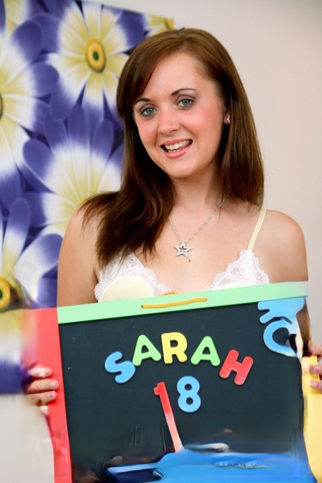 Kleine titted teen Sarah Shine doffs ihre Dessous zu saugen Hahn in POV Aktion
