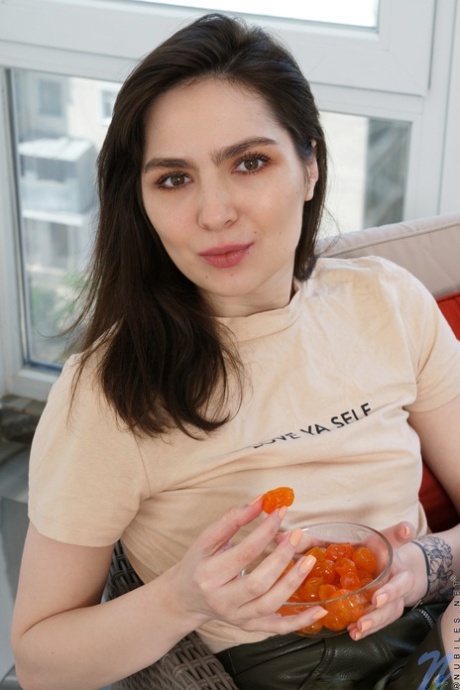 Сексуальная брюнетка Моника Мелоди демонстрирует свою большую задницу и пальцами выбритую киску