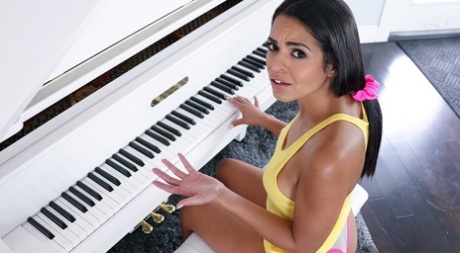Estudante de música sensual paga as lições com uma punheta ao piano e um estilo de cão ao ar livre