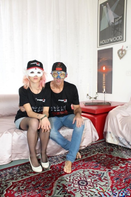 Piccolo dai seni teen Indya Mirales indossa la maschera per ottenere dita & scopata sulla macchina fotografica