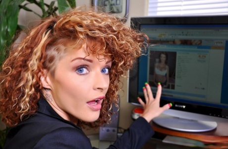 A secretária de cabelo encaracolado Joslyn James passa o dia de trabalho a masturbar-se no escritório