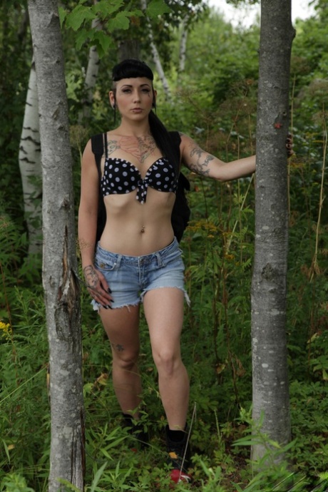 Sexy getatoeëerde Lily Fatale laat haar natuurlijke tieten genieten van de dag in de natuur