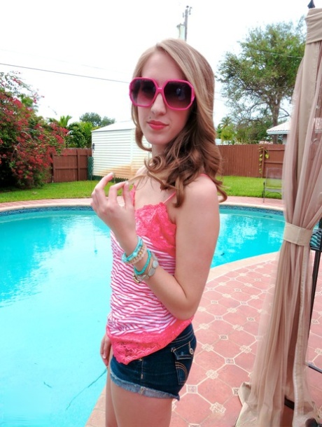 Cadence Lux est une jeune fille qui laisse tomber son short pour une fellation POV au bord de la piscine.