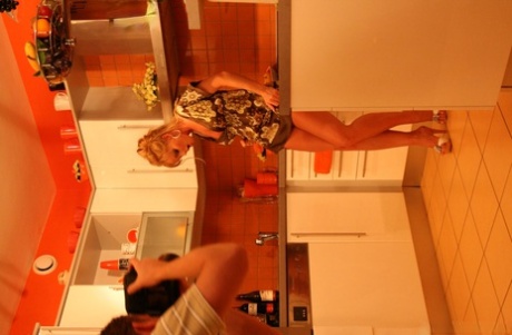 La MILF tchèque Silvia Saint se déshabille et pose nue dans la cuisine.