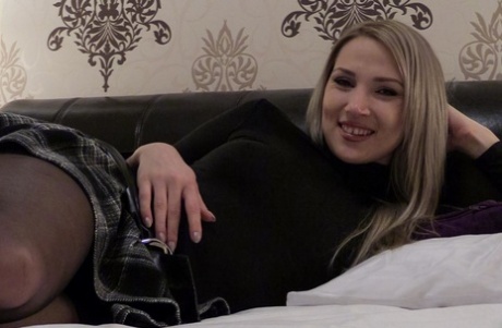 Geile erotische Blondine Victoria Diamond benutzt Vibrator um auf dem Bett zu masturbieren