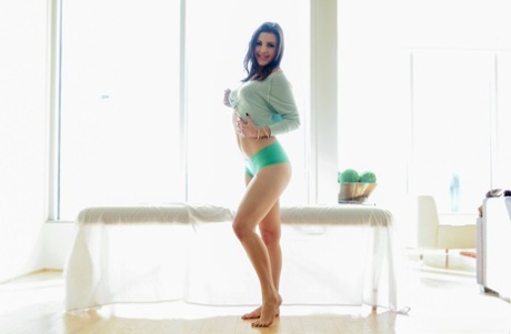 Brunettebabe med oppsvulmet fitte Rachael Madori viser kurvene sine