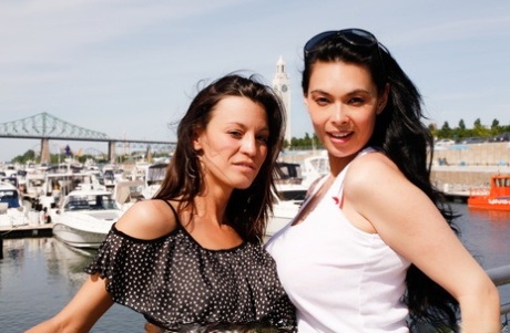 Pornostjernen Tera Patrick poserer med Quebecois-luderen Amy Lee i sexbyen Montreal