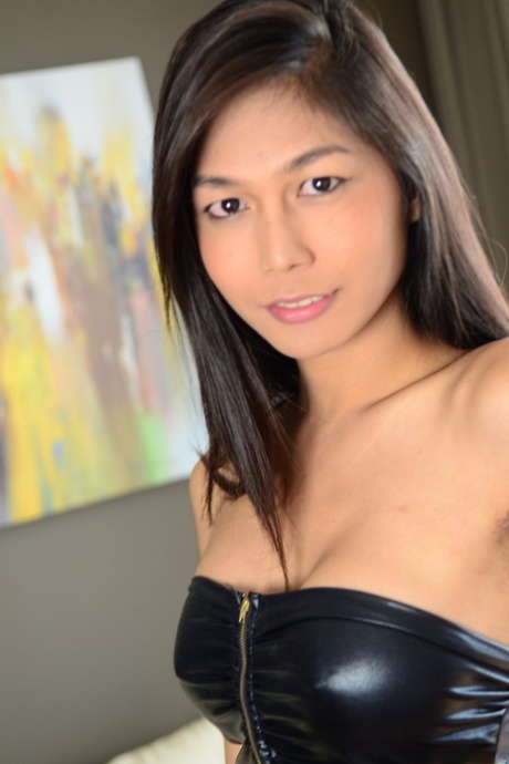 A linda ladyboy Isabella G livra-se do seu vestido justo e mostra os seus atributos